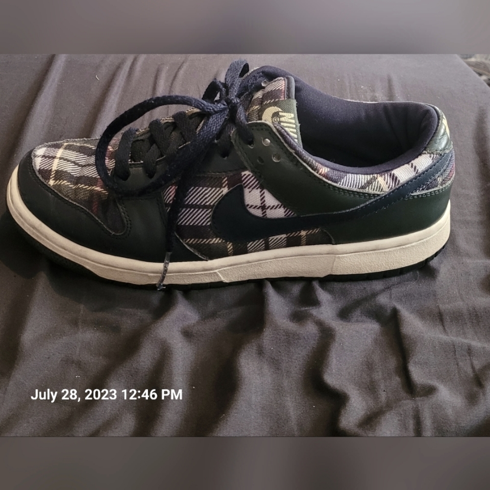 Nike plaid shoes woman's size 9